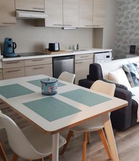 Falaise Apartment | La Falaisienne - Appartement pour 4 au cœur de Falaise - "Larès"