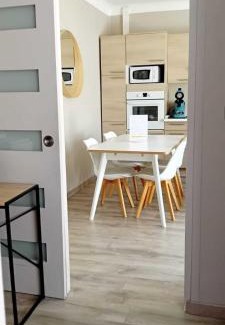 Falaise Apartment | La Falaisienne - Appartement pour 4 au cœur de Falaise - "Larès"