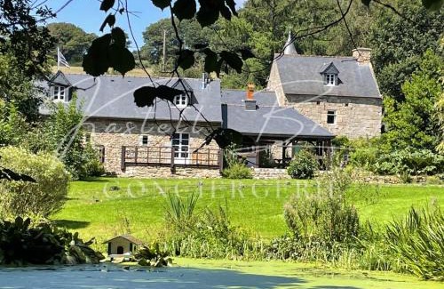 Saint-Gilles-Pligeaux House | La familiale du manoir de Kerollivier