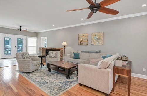 Leesville House | La La Lakehouse Sleeps 6