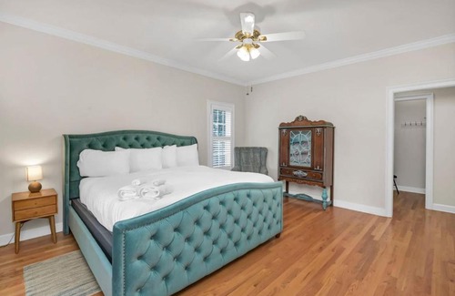 Leesville House | La La Lakehouse Sleeps 6