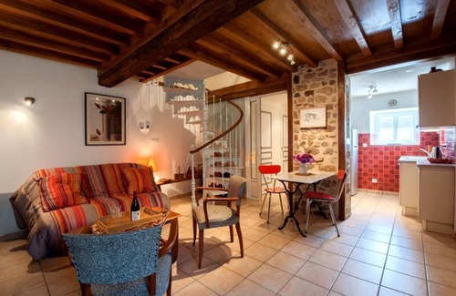 Montagny-sur-Grosne House | La Maison aux Pierres Levées