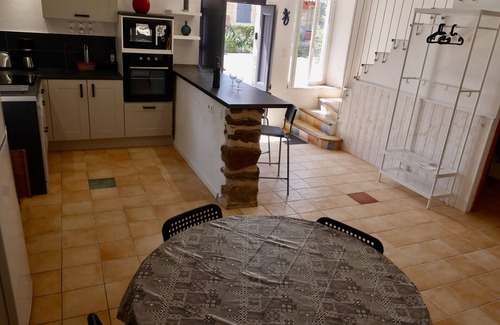 Quarante House | "La Maison Bleue" between vineyards and garrigue