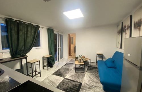 Plateau — Pyramide House | La maison bleue