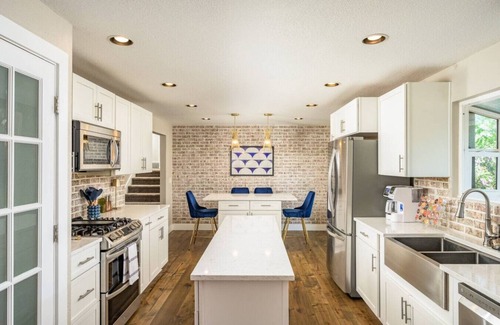 Oak Park House | La Maison Bleue | Pool | Sauna | HOT TUB