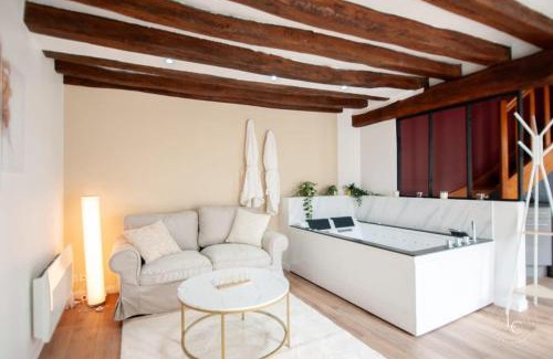 Saint-Peravy-la-Colombe House | La Maison d’Arc Romantic Spa Escape