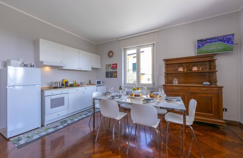 Desenzano del Garda Apartment | La Maison Fleurie Appartamento Girasole, Desenzano Del Garda, Italy