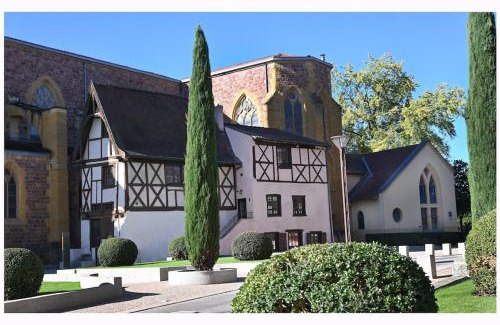 Roanne House | La Maison Rose, chaleureuse et luxueuse