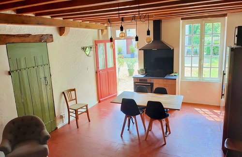 Les Montils House | La Moyendrie: exceptional gite, swimming pool, in the grounds of a 10-hectare château.