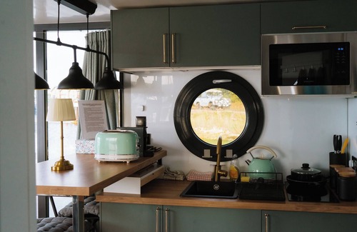 Whippingham Boat Rental | La Petite Foret | Boutique Boathouse on the Isle of Wight