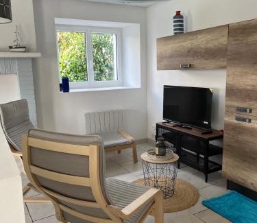 Camors House | La petite maison bleue