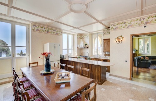 Gardone Riviera House | La Romantica - apartment in historic villa with lake view