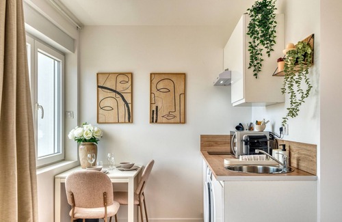 Parilly Apartment | La Suite Crème - Métro D - Gare de Vénissieux