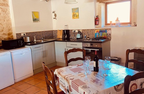 Hanc House | La Vigne- Beautiful 2 bed converted barn with shared solar heated Swimming Pool.
