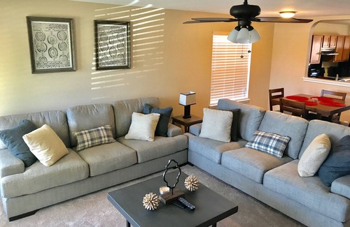 Southside House | Lackland/BMT/HEATED POOL/SEAWORLD/RIVERWALK/Six flags/