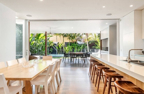 Byron Bay House | Lady Luxe - Beautiful spacious pet friendly home near the ocean. Perfect for.a romantic getaway
