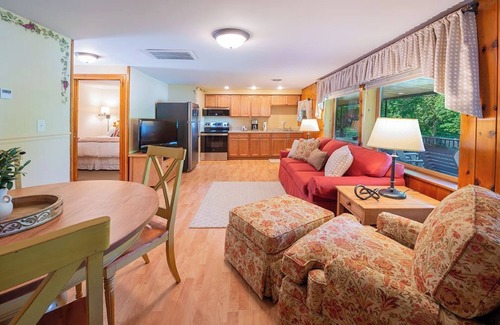 Town of Jerusalem Apartment | Lady of the Lakes Suites 3: Vineyard Retreat