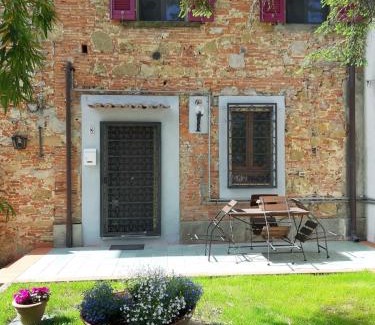 Lari Apartment | Lady Sposino