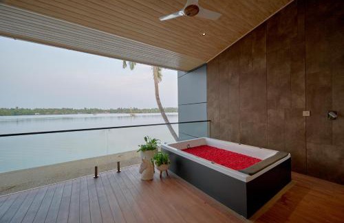 Kuzhuppilly Hotel | Lago Leisure Resort & Spa