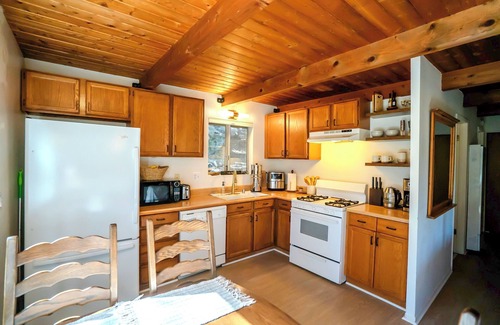 Blue Jay House | Lake Arrowhead Cabin – Tranquil Rockhouse in the Trees