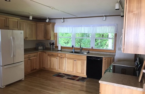 Fair Haven House | Lake Bomoseen sleeps 10 close to Killington and Pico.