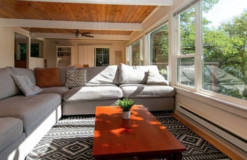 Langford House | Lake Front Home Near The City