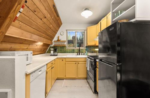 Burley House | Lake Front Retreat, Sauna/Hot Tub