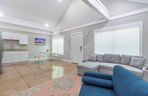 Townville House | Lake Hartwell Cabins-15 Minutes to Clemson-Near Green Pond Landing