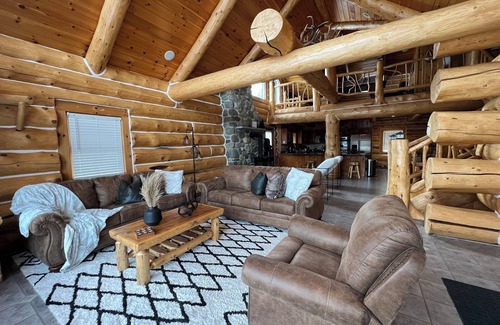 Barton House | Lake House - Modern Log Cabin. Private location on the lake for 8 Guests!