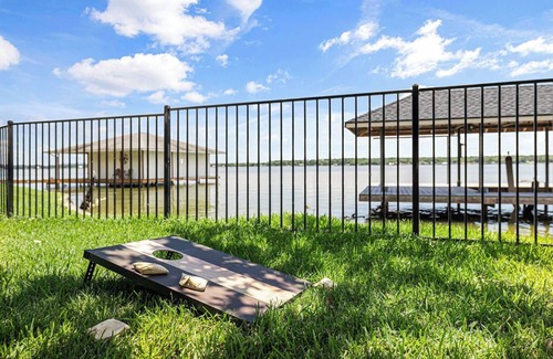 Granbury House | Lake Life Beautiful Home for the Fam!