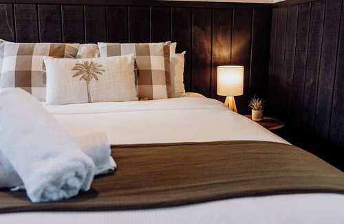Hokitika Hotel | Lake Mahinapua Hotel