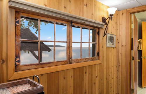 Agpar Apartment | Lake McDonald View Cabin on the shores of Lake McDonald