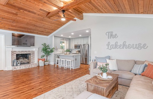 Chapin House | Lake Murray Lake House with Panoramic Views, Kayaks & Hot Tub. Kids play shed!