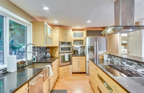 Palisades House | Lake Oswego Home with Covered Patio Near Portland!