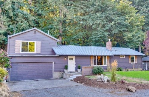 Palisades House | Lake Oswego Home with Covered Patio Near Portland!