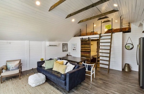 Newbury House | Lake Retreat | Dock | 3 Cottages | Firepit