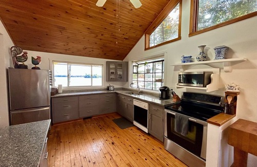 Bracebridge Cottage | Lake swims, sunrises and family fun just outside your door-relax, play, recharge