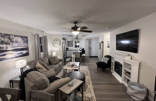 Craig Beach Cottage | Lake Time Cottage Lake Milton OH: Wifi, Smart TVs, gas fire pit, lake toys,