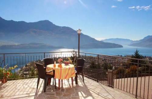 Vercana Apartment | Lake View Apartment in Vercana, Shared Pool