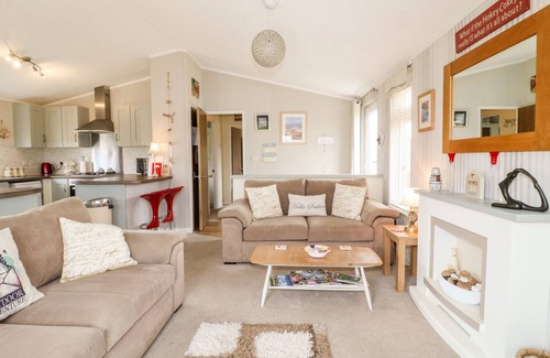 Grantham Cottage | LAKE VIEW LODGE, family friendly, with a garden in Barkston