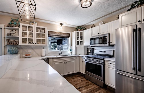 Sylvan Lake Cottage | Lakefront Luxury (May 15 - June 15 SPRING SALE) Book Your Escape Now!