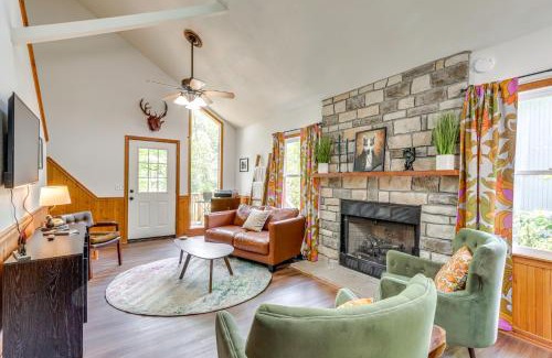 Eureka Springs House | Lakefront Cabin Less Than 3 Mi to Dtwn Eureka Springs!