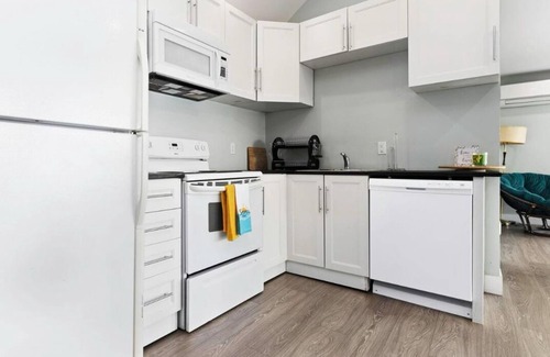 Ryerson Cottage | Lakefront Charm - 3 Bedroom Cottage with panoramic Bay Window Views.