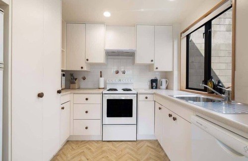 Kelvin Heights Apartment | Lakefront Cottage | Lake views | Garden oasis