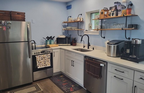 Sharon House | Lakefront Fall Foliage in New England Just 2 Hours From NYC