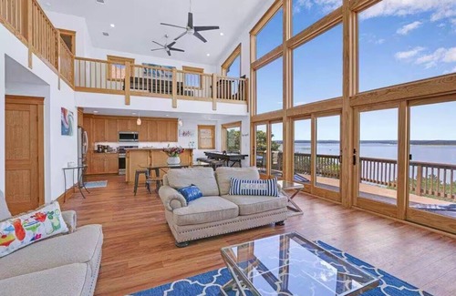 Canyon Lake House | LakeFRONT,FREE Kayaks & Entire FLOOR of GAMES