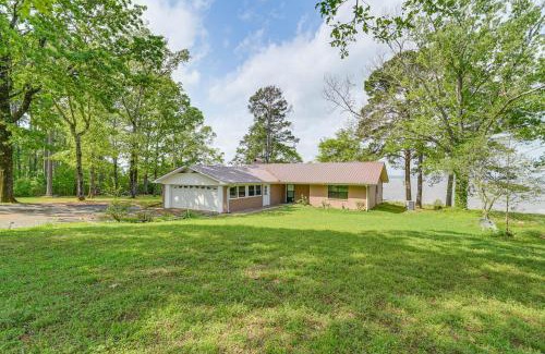 Negreet House | Lakefront Gem with Boat Dock and Fishing Pier in Many