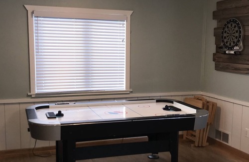 Gladwin House | Lakefront Getaway! Private Beach, Kayaks, paddle boat, dock & more 🎣 ☃️🛷👙☀️