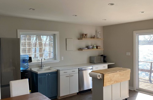 Cobden Cottage | Lakefront Getaway – Swim, relax, and unwind by the water