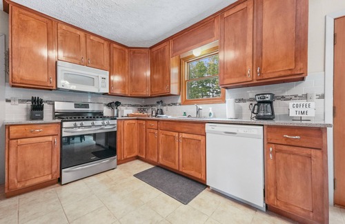 Traverse City House | Lakefront Getaway: Hot Tub, Kayaks & Central A/C
